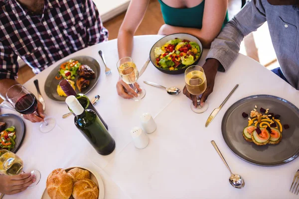 Blick Von Oben Auf Freunde Die Essen Und Wein Tisch — Stockfoto