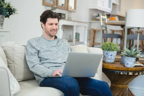 Man Använder Laptop Vardagsrummet Hemma — Stockfoto