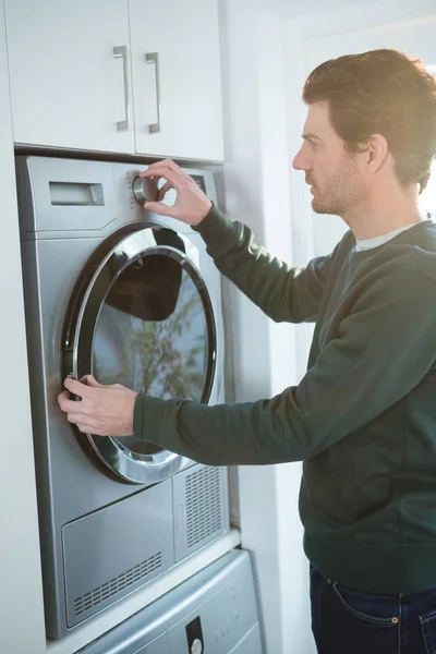 Man Van Operationele Wasmachine Thuis — Stockfoto