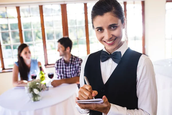 Portret Van Serveerster Volgorde Schrijven Kladblok Restaurant — Stockfoto