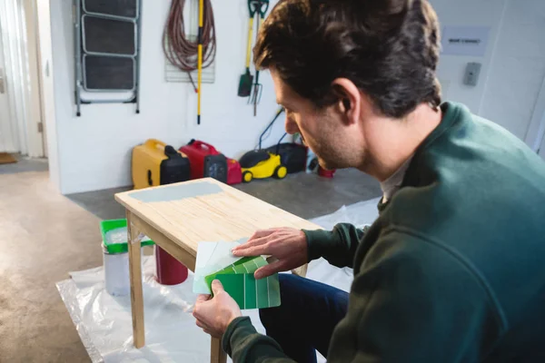 Male Carpenter Checking Color Shade Workshop — Stock Photo, Image