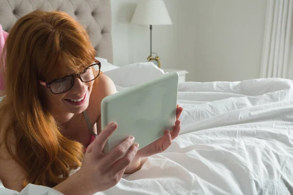 Γυναίκα Χρησιμοποιώντας Ψηφιακό Tablet Στο Υπνοδωμάτιο Στο Σπίτι — Φωτογραφία Αρχείου