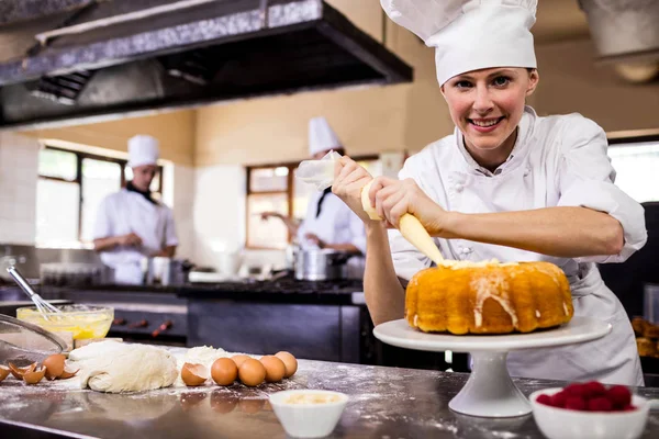 Vrouwelijke Chef Kok Een Cake Leidingen Keuken Het Hotel — Stockfoto