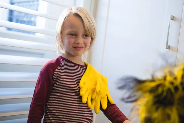 Nadenkende Jongen Lachend Thuis — Stockfoto