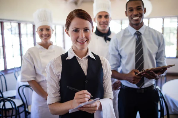 Gruppe Von Hotelmitarbeitern Steht Zusammen Hotel — Stockfoto