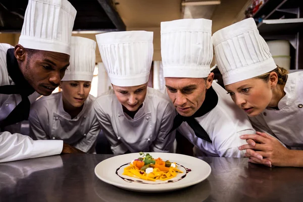 Gruppo Chef Che Guardano Pasta Preparata Cucina Casa — Foto Stock