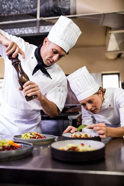 Chefs Masculinos Femininos Preparando Comida Cozinha Hotel — Fotografia de Stock