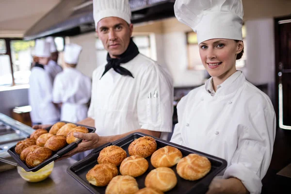 Chefs Masculinos Femininos Segurando Assadeira Rolos Kaiser Cozinha Hotel — Fotografia de Stock