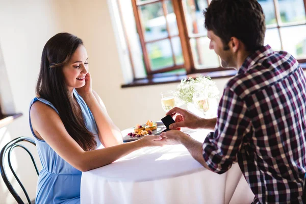 Jeune Homme Demandant Une Femme Dans Restaurant — Photo