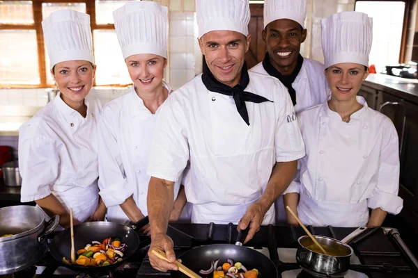 Grupo Chefs Que Preparan Comida Cocina Del Hotel —  Fotos de Stock