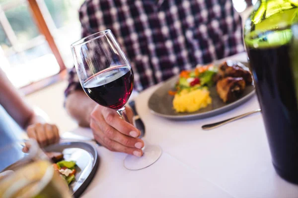 Close Homem Segurando Copo Vinho Restaurante — Fotografia de Stock