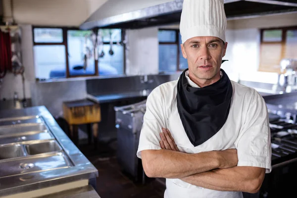 Chef Masculin Debout Avec Les Bras Croisés Dans Cuisine Hôtel — Photo