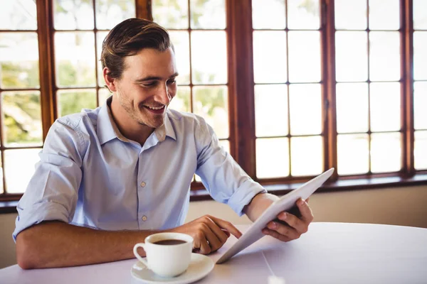 Uomo Sorridente Che Utilizza Tablet Digitale Mentre Prende Caffè Nel — Foto Stock