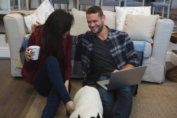 Coppia Utilizzando Computer Portatile Con Loro Cane Compagnia Soggiorno Casa — Foto Stock