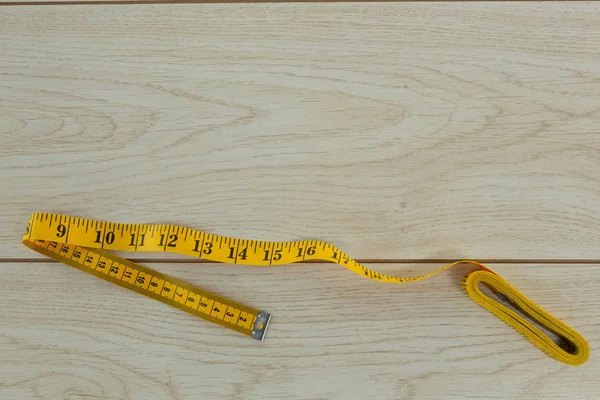 木桌上的测量带的开销 — 图库照片