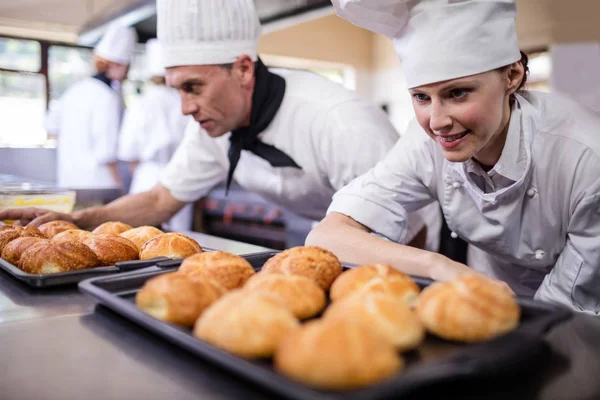 Chefs Masculins Féminins Préparant Des Rouleaux Kaiser Dans Cuisine Hôtel — Photo