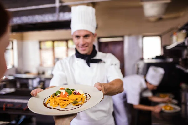 Chef Masculin Donnant Assiette Nourriture Préparée Serveuse Dans Cuisine Hôtel — Photo