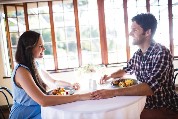 Romantyczna Para Trzymając Się Ręce Restauracji — Zdjęcie stockowe