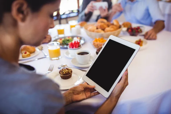 Close Empresária Usando Tablet Digital Restaurante — Fotografia de Stock