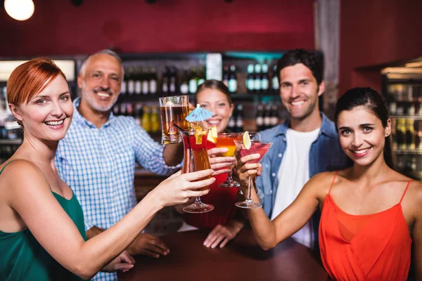 Gruppe Von Freunden Stößt Nachtclub Auf Trinkgläser — Stockfoto