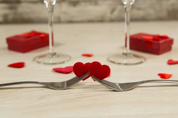 Primer Plano Las Decoraciones Forma Corazón Con Horquillas Una Mesa — Foto de Stock