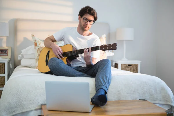 Adam Evde Yatak Odasında Gitar Çalmak — Stok fotoğraf