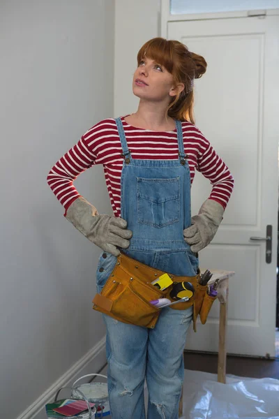 Feminino Carpinteiro Com Mãos Quadril Casa — Fotografia de Stock