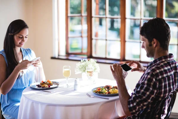 Couple Cliquez Sur Photo Aliment Dans Assiette Restaurant — Photo