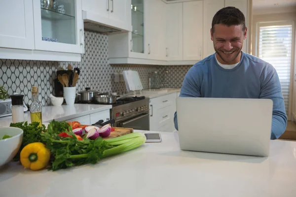 Człowiek Pomocą Laptopa Kuchni Domu — Zdjęcie stockowe