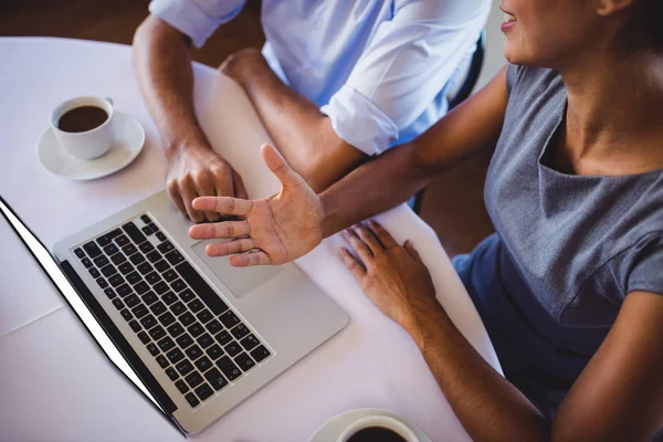 Mitten Delen Affärsmän Som Diskuterar Laptop Restaurang — Stockfoto