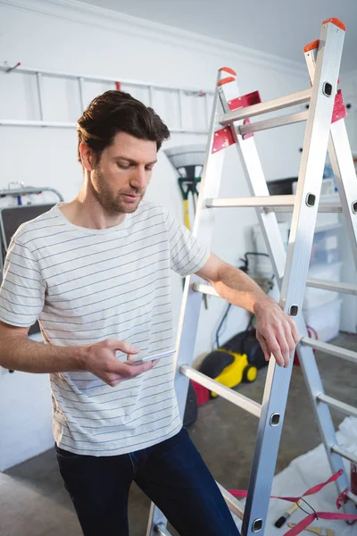 Pintor Masculino Usando Teléfono Móvil Taller — Foto de Stock