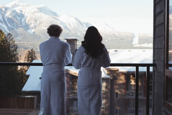 Rückansicht Des Paares Mit Blick Vom Balkon — Stockfoto