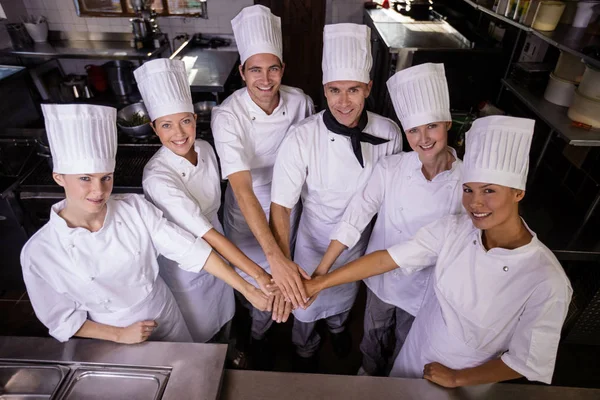 Grupa Kucharzy Tworząc Stos Ręce Kuchni Hotelu — Zdjęcie stockowe