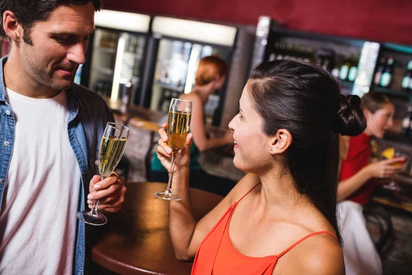 Pareja Joven Disfrutando Champán Discoteca —  Fotos de Stock