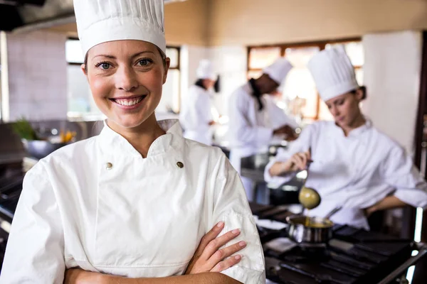 Chef Pie Con Los Brazos Cruzados Cocina Del Hotel — Foto de Stock