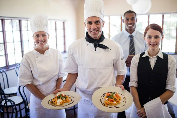 Chefs Masculinos Felices Sosteniendo Platos Con Comida Preparada Hotel — Foto de Stock
