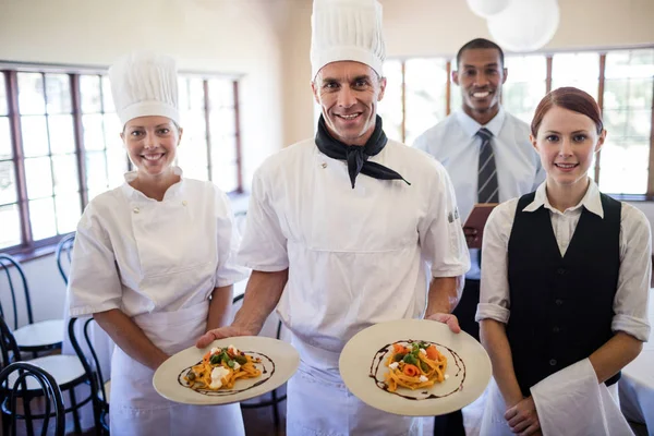 Chefs Masculinos Felices Sosteniendo Platos Con Comida Preparada Hotel —  Fotos de Stock