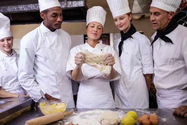Θηλυκό Σεφ Προετοιμασία Φαγητού Στην Κουζίνα Του Ξενοδοχείου — Φωτογραφία Αρχείου