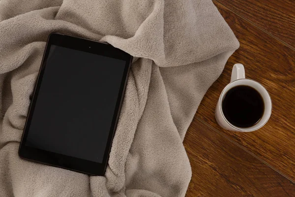 Primer Plano Tableta Digital Con Manta Café Negro Sobre Fondo —  Fotos de Stock
