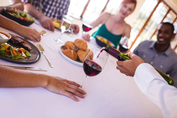 Garçonete Derramando Vinho Tinto Copo Vinho Mesa Restaurante — Fotografia de Stock