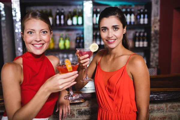 Ritratto Amiche Che Godono Cocktail Bancone Del Nightclub — Foto Stock