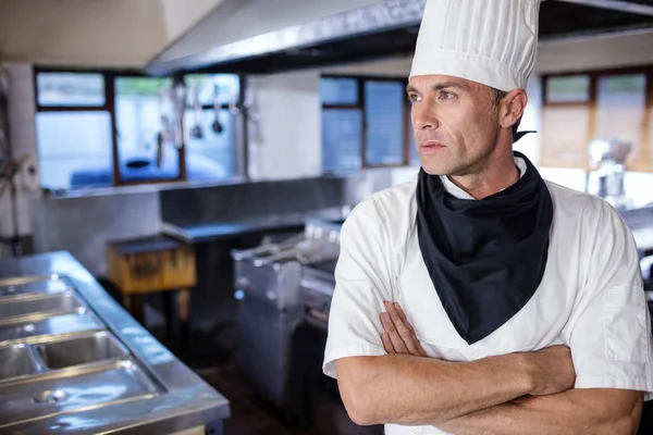 Mannelijke Chef Kok Permanent Met Armen Gekruist Keuken Bij Hotel — Stockfoto