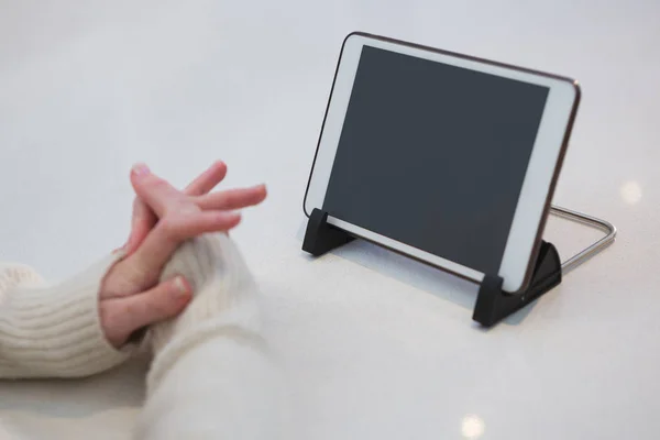 Primo Piano Della Donna Con Tablet Digitale Casa — Foto Stock
