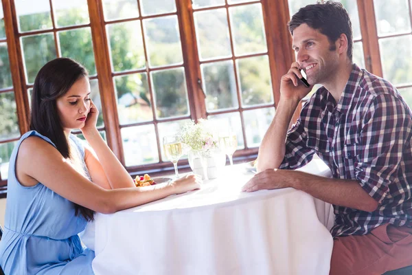 Casal Jovem Conversando Telefone Celular Restaurante — Fotografia de Stock