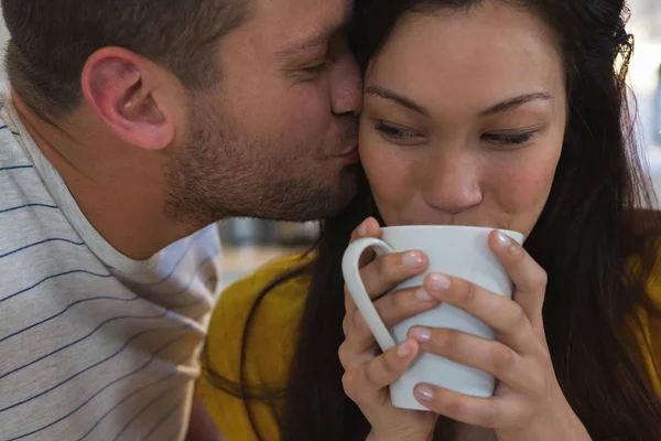 Hombre Besándose Mujer Cocina Casa — Foto de Stock