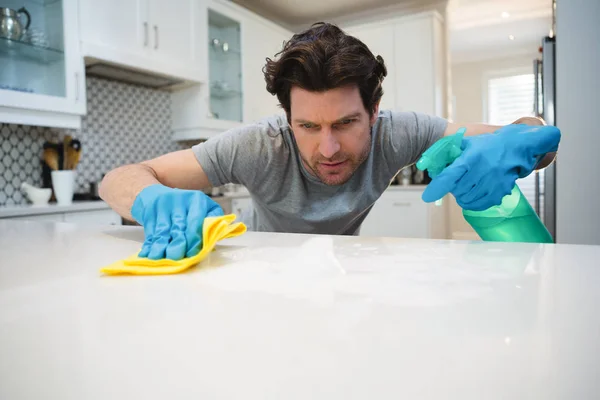 Jongeman Schoonmaken Keuken Aanrecht Thuis — Stockfoto