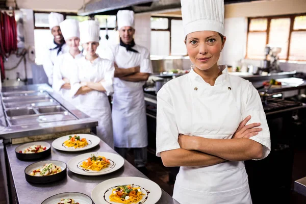 Vrouwelijke Chef Kok Permanent Met Armen Gekruist Keuken Bij Hotel — Stockfoto