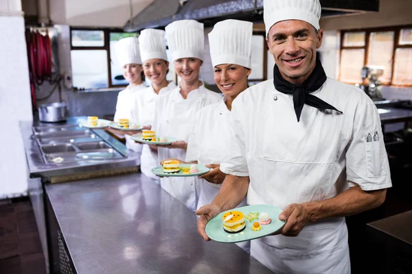 Gruppo Chef Che Tengono Mano Piatto Deliziosi Dolci Cucina Hotel — Foto Stock