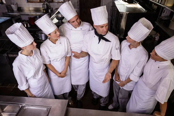 在酒店的厨房里 一群厨师互相互动 — 图库照片