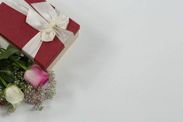 Çiçek Buketi Hediye Beyaz Arka Plan Üzerinde Yakın Çekim — Stok fotoğraf